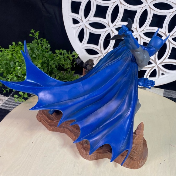 DC Gallery Diamond Select: Classic
Batman 80 Years Diorama - Gamestop Exclusive - Picture 11 of 12